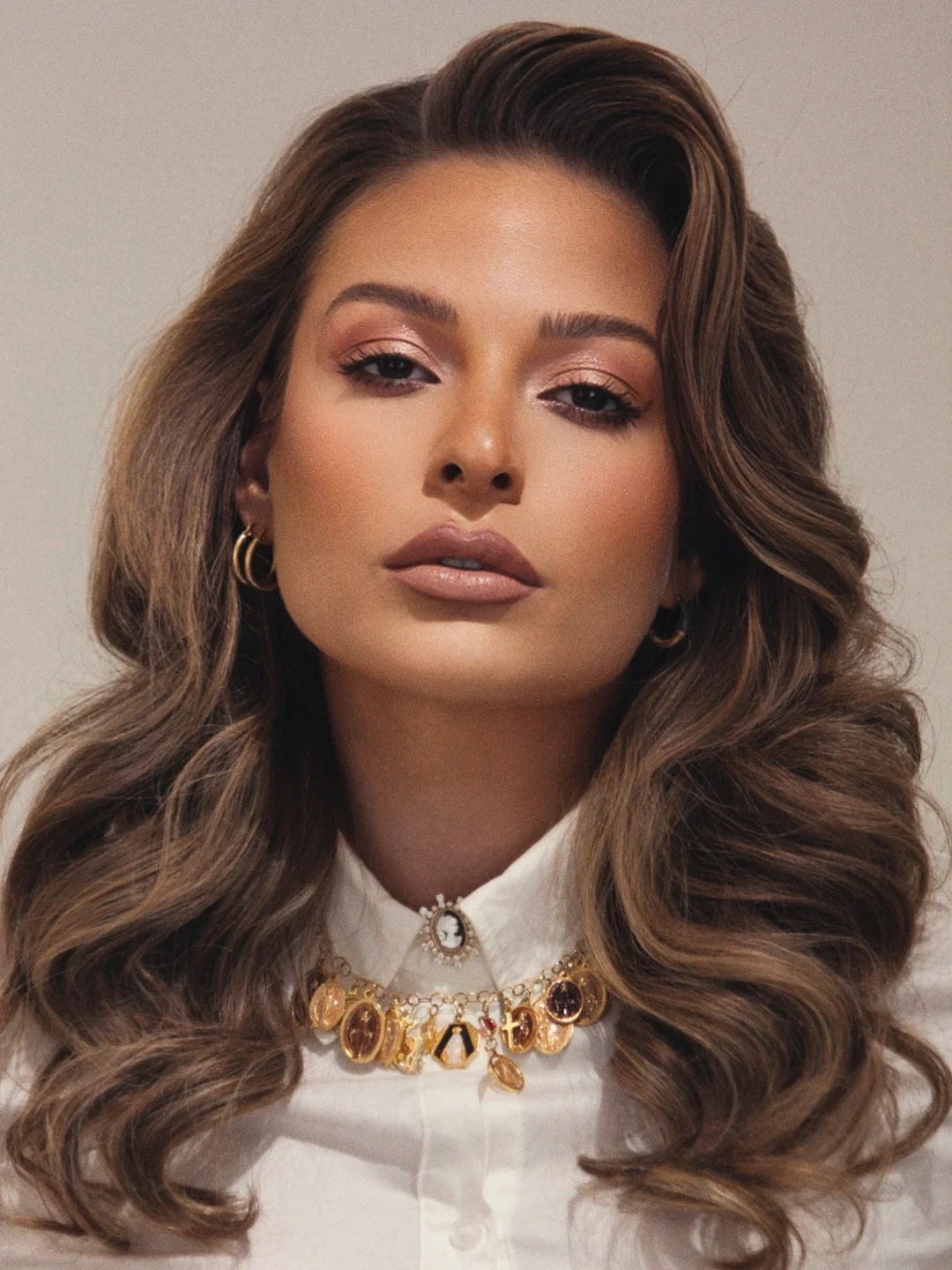 رسمات المكياج المشمشي البراق والسموكي بأسلوب باميلا الكيك- الصورة من حسابها على انستغرام